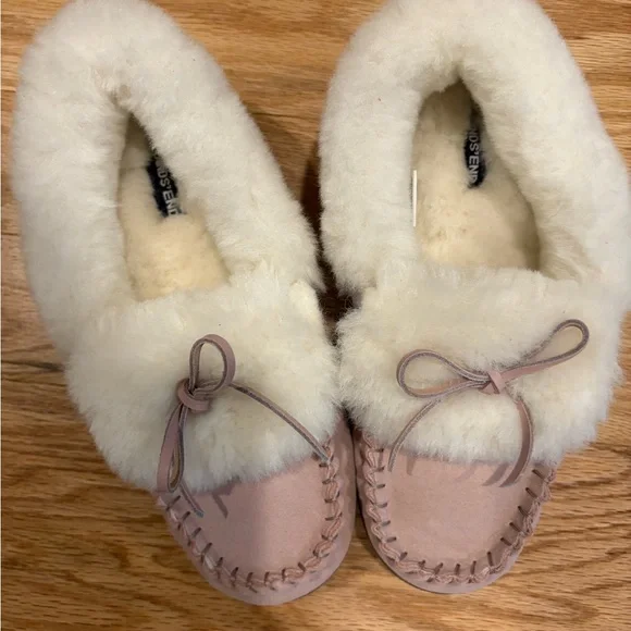 Lands' End Cozy Pink and Cream Slippers with Plush Lining - Picture 2 of 8